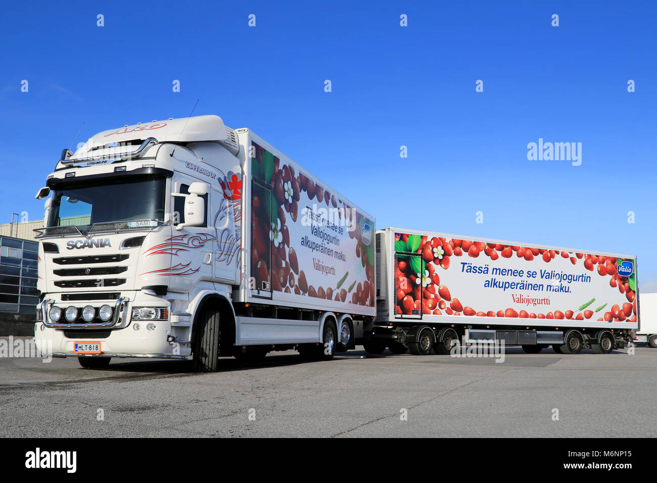 TURKU, Finlandia - 22 Marzo 2014: Bianco Scania V8 carrello ed il rimorchio su un cantiere. Nei primi due mesi del 2014, Scania ha aumentato il suo mercato europeo sh Foto Stock