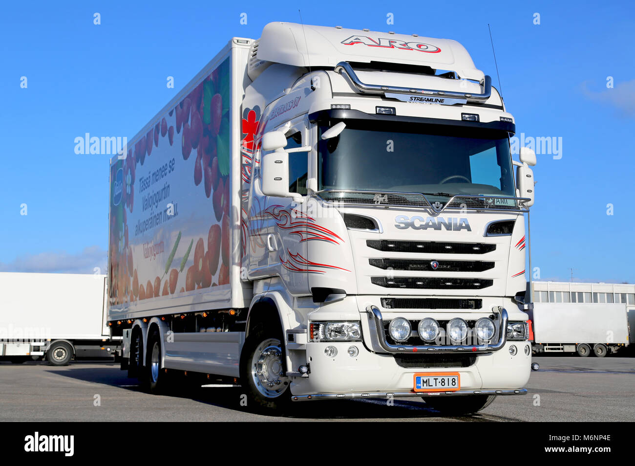 TURKU, Finlandia - 22 Marzo 2014: Bianco Scania V8 carrello ed il rimorchio su un cantiere. Nei primi due mesi del 2014, Scania ha aumentato il suo mercato europeo sh Foto Stock