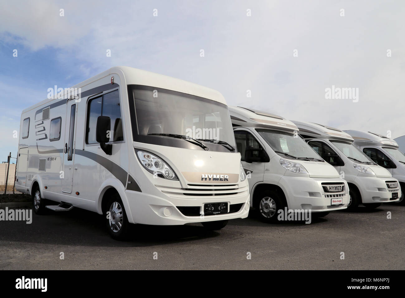 TURKU, Finlandia - 30 Marzo 2014: Hymer camper parcheggiato in una fila. A partire da gennaio 2014, Euro 5b+ standard di emissione comportano RV e furgoni. Foto Stock