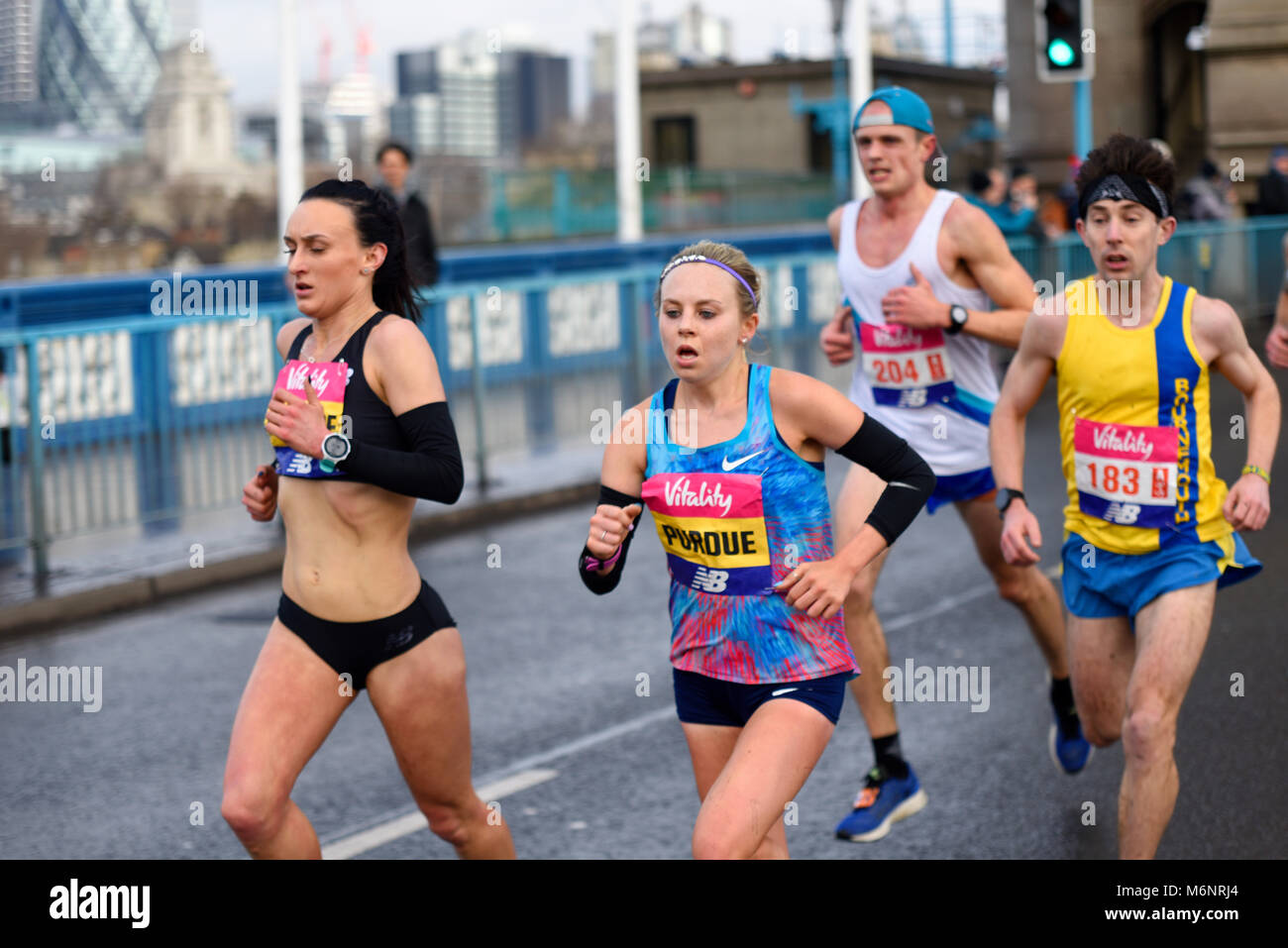 Charlotte Purdue (vincitrice) e Lily Partridge (seconda) che corrono nella Vitality Big Half Marathon attraversando Tower Bridge, Londra, Regno Unito Foto Stock