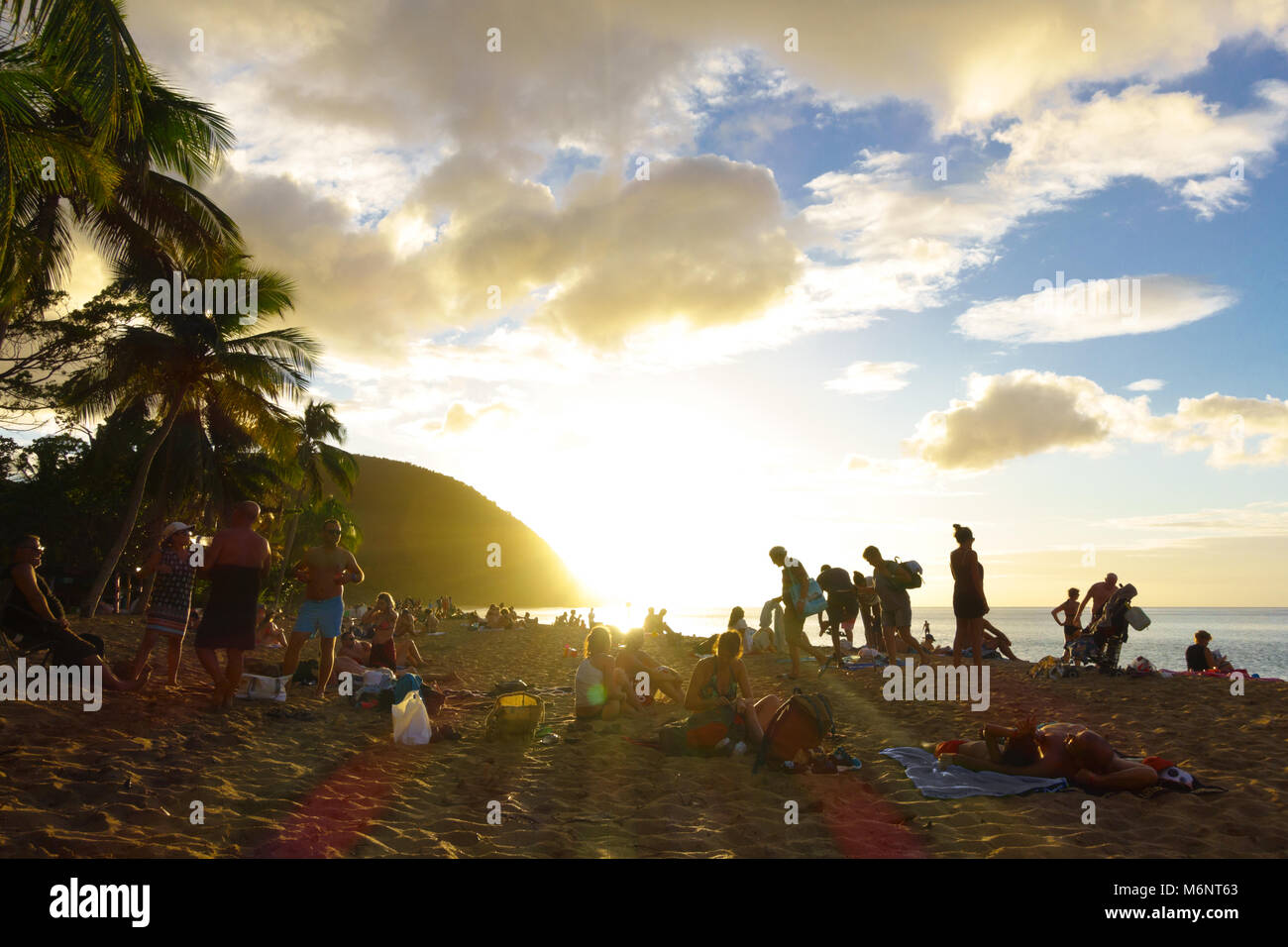 Tramonto a Grande Anse Plage, nei pressi di Deshaies Guadalupa, Caraibi francesi Foto Stock