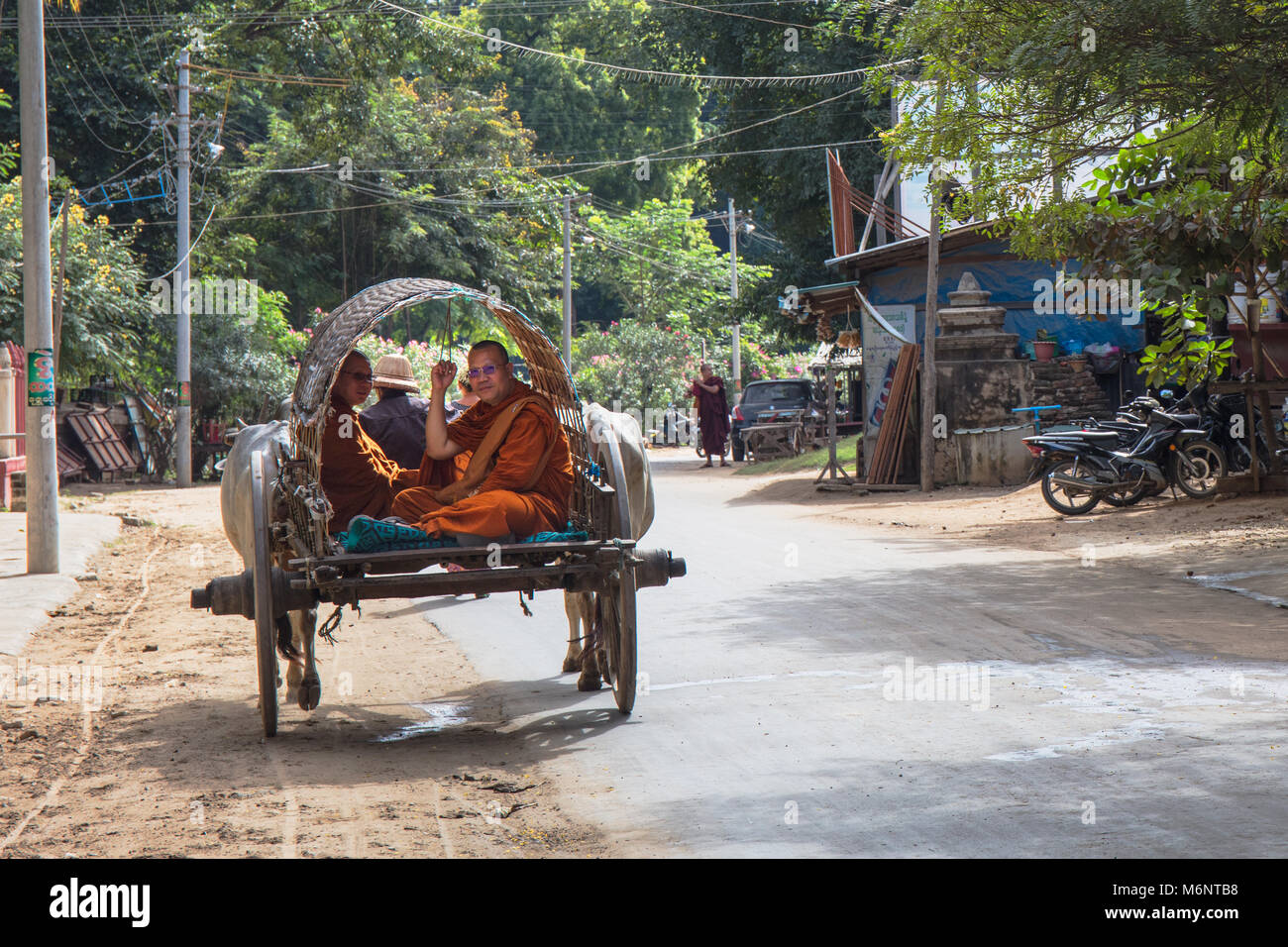 Due monaci buddisti su una mucca carrello. Mingun, Myanmar (Birmania). Foto Stock
