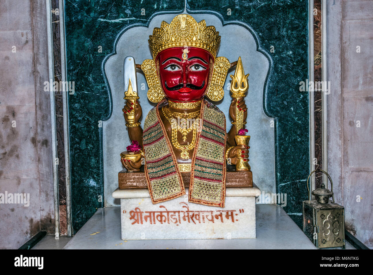 INDIA RAJASTHAN Osiyan, Mahavira tempio Jain, statua indù dello Sri Bairav o Shiva Foto Stock