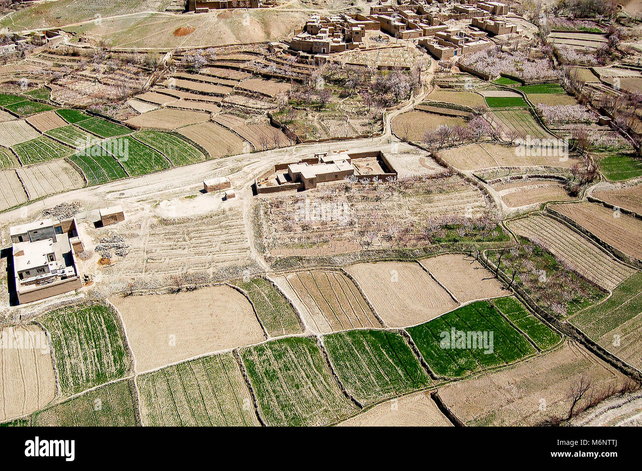 Foto aerea di piccoli villaggi tra Kabul e Ghazni in Afghanistan con campi agricoli Foto Stock