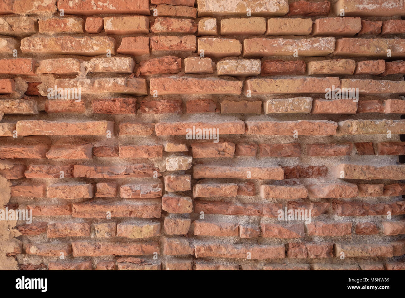 Weathered vecchio muro di mattoni in background. Foto Stock