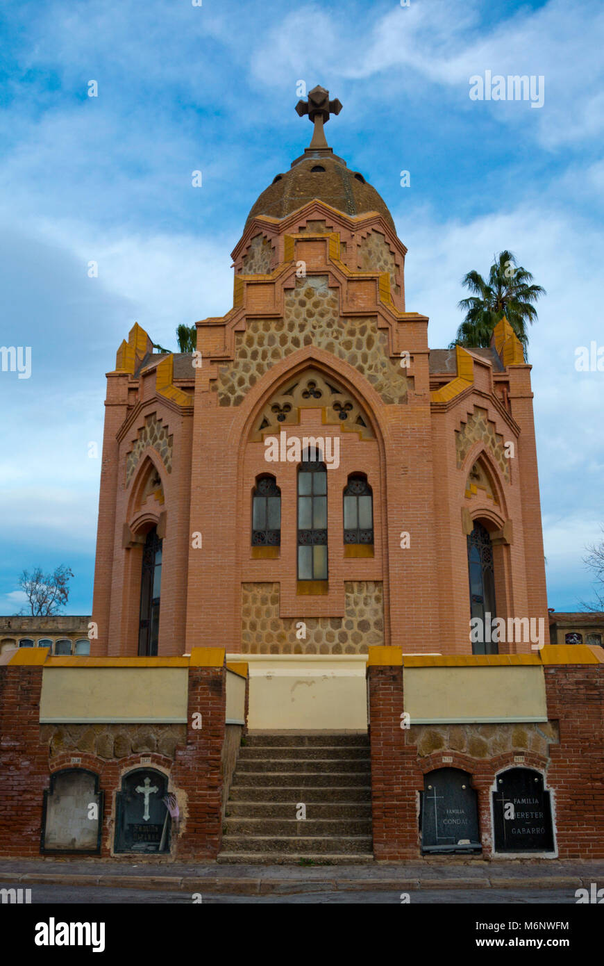 Stile Modernista cappella, dal 1897, con stile neogotico, windows Cementiri de Les Corts, cimitero, Barcellona, in Catalogna, Spagna Foto Stock