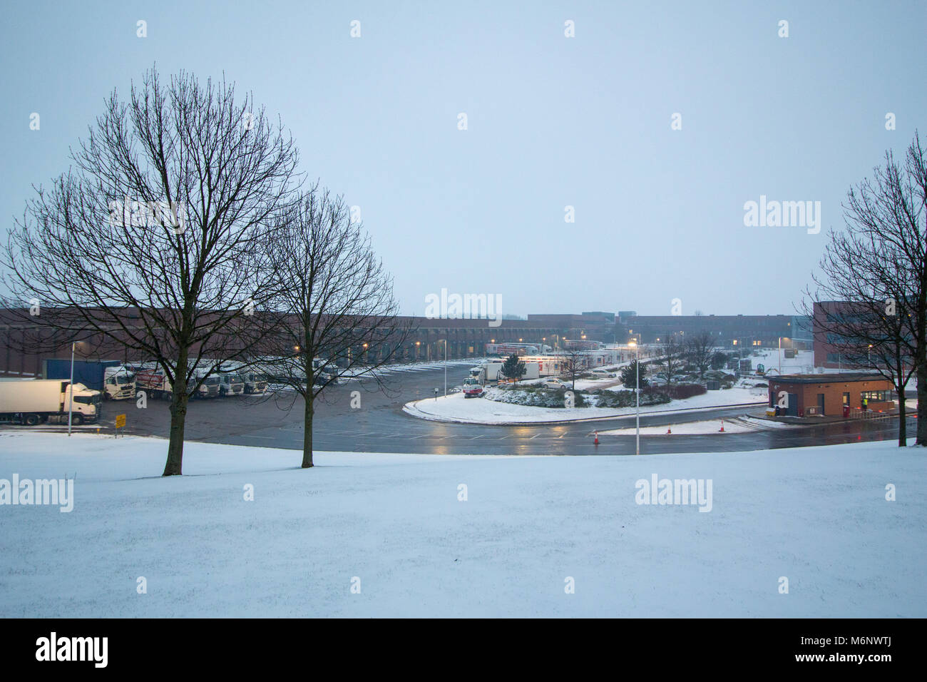 La Aldi centro di distribuzione, Atherstone, Warwickshire, coperto di mattina presto la neve. La foto è stata scattata dalla strada pubblica. Foto Stock