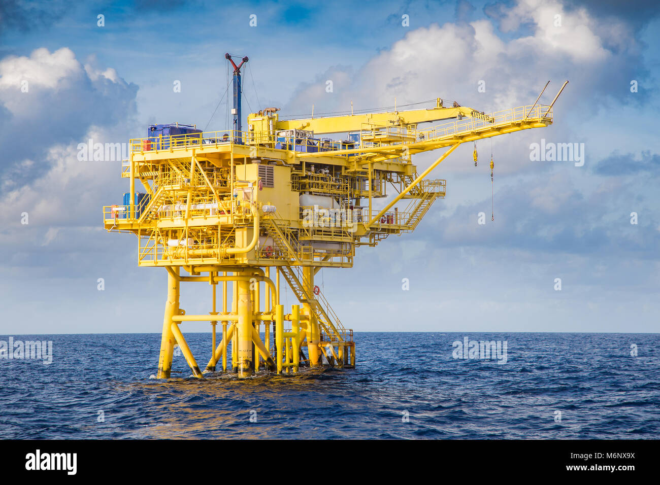 Offshore nel settore petrolifero e del gas naturale, della testa pozzo piattaforma remota dove prodotte materie il gas e il petrolio greggio per inviati alla centrale della piattaforma di elaborazione, strumenti di superficie o Foto Stock