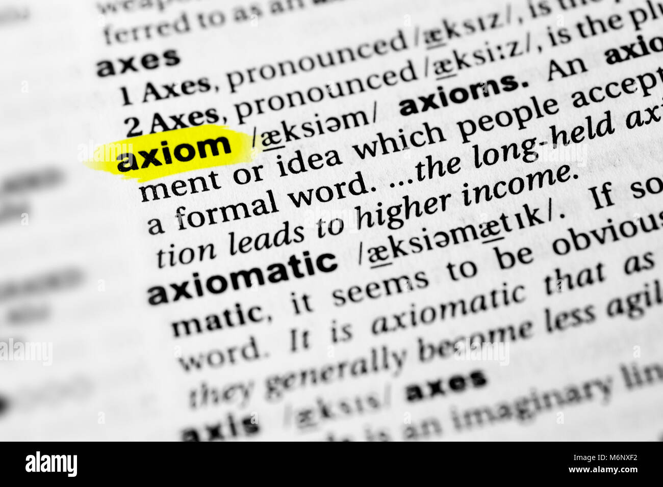 Sottolineato parola inglese "axiom' e la sua definizione nel dizionario. Foto Stock