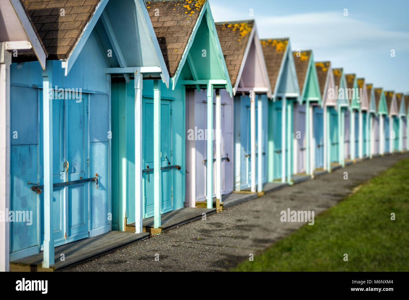 Riga di colore pastello beah capanne in Southsea, Regno Unito Foto Stock