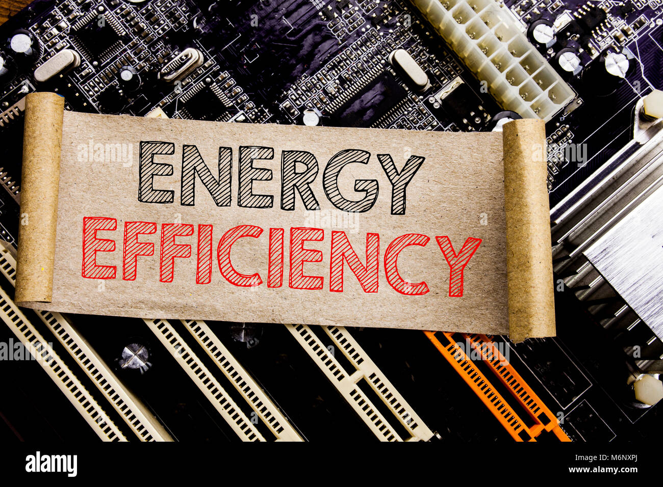 La scrittura di un testo che mostra l'efficienza energetica. Il concetto di business per l'elettricità ecologia scritto su appiccicoso, computer scheda principale dello sfondo. Foto Stock
