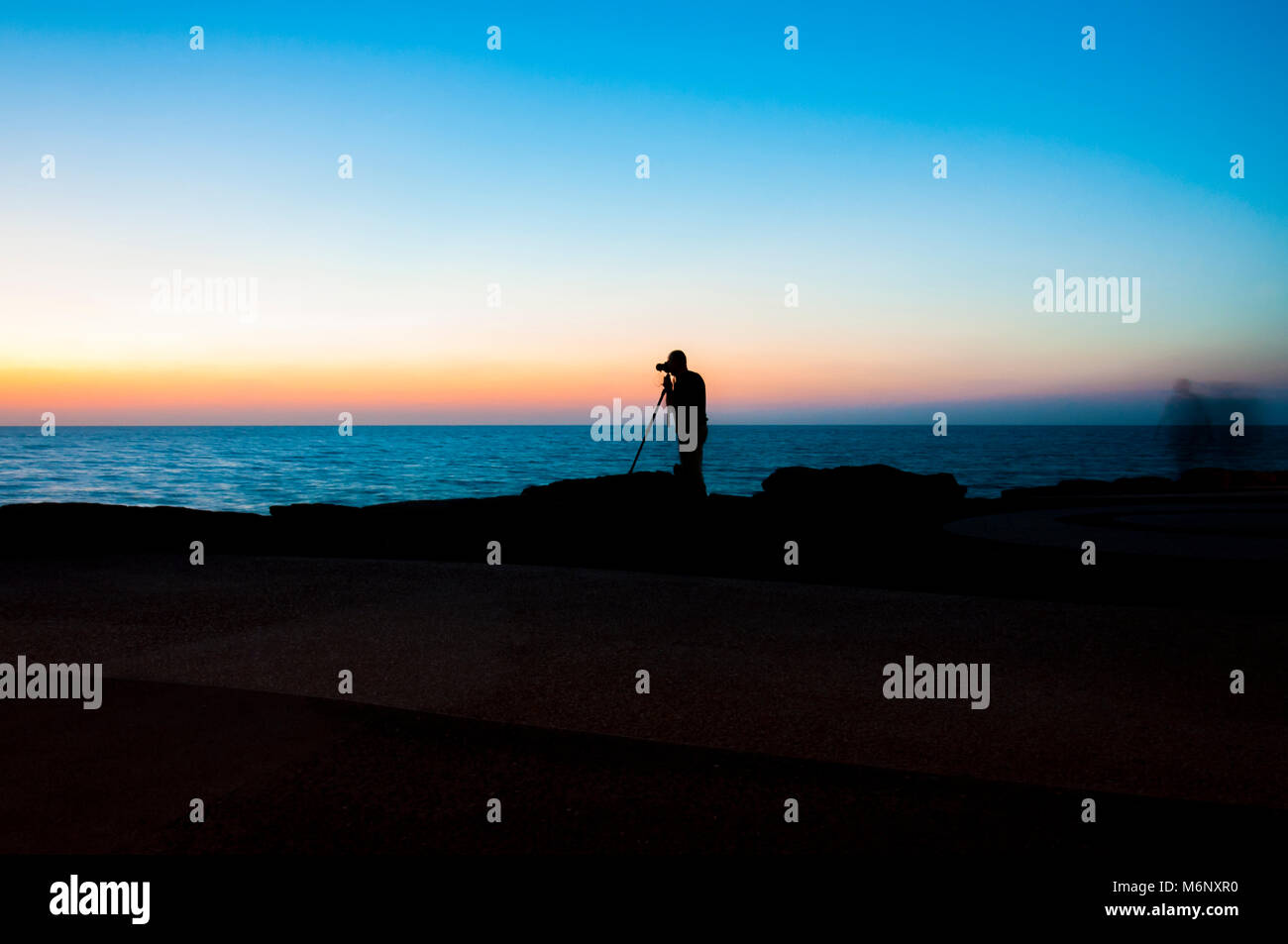 Fotografia di sera. Golden ore sparare. Tramonto sul mare a Tel Aviv. Fotografo di lavoro. Foto Stock
