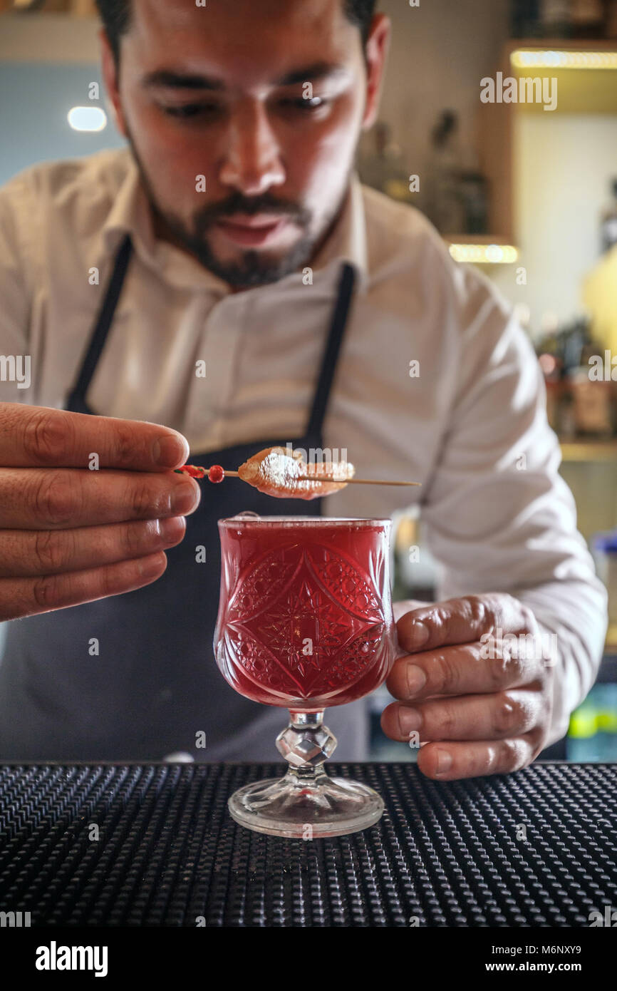 Barista crea un piacevole cocktail alcolico al bar Foto Stock