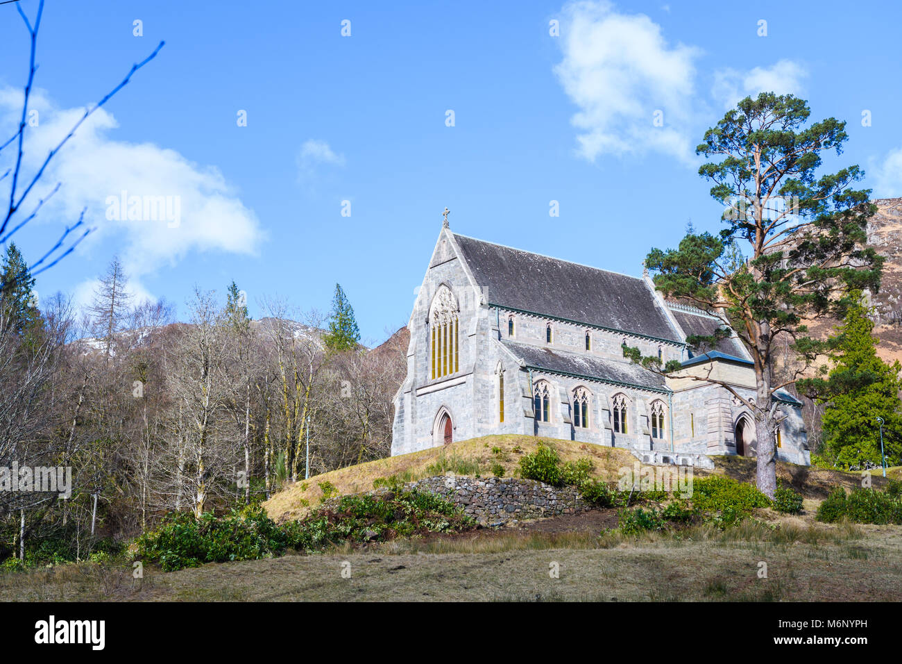 La chiesa a Glenfinnan nelle Highlands della Scozia in una soleggiata giornata invernale. Foto Stock