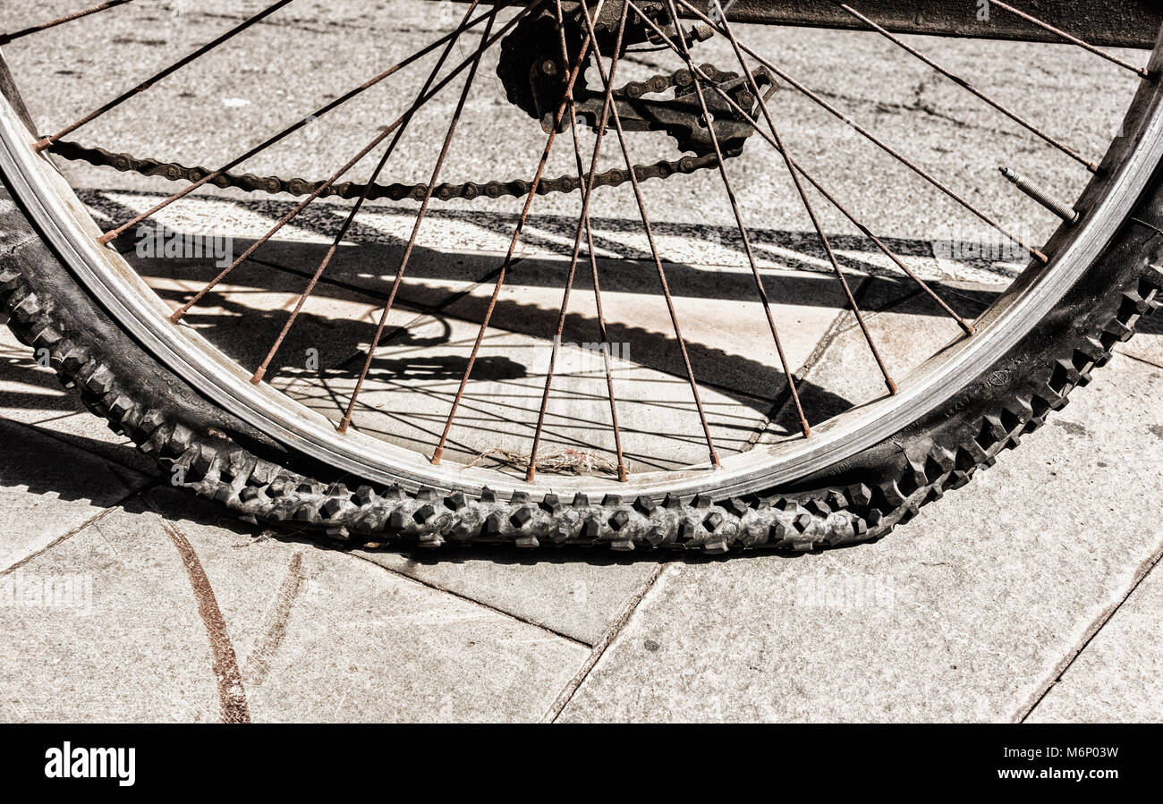 Mountain bike con pneumatico sgonfio. Foto Stock