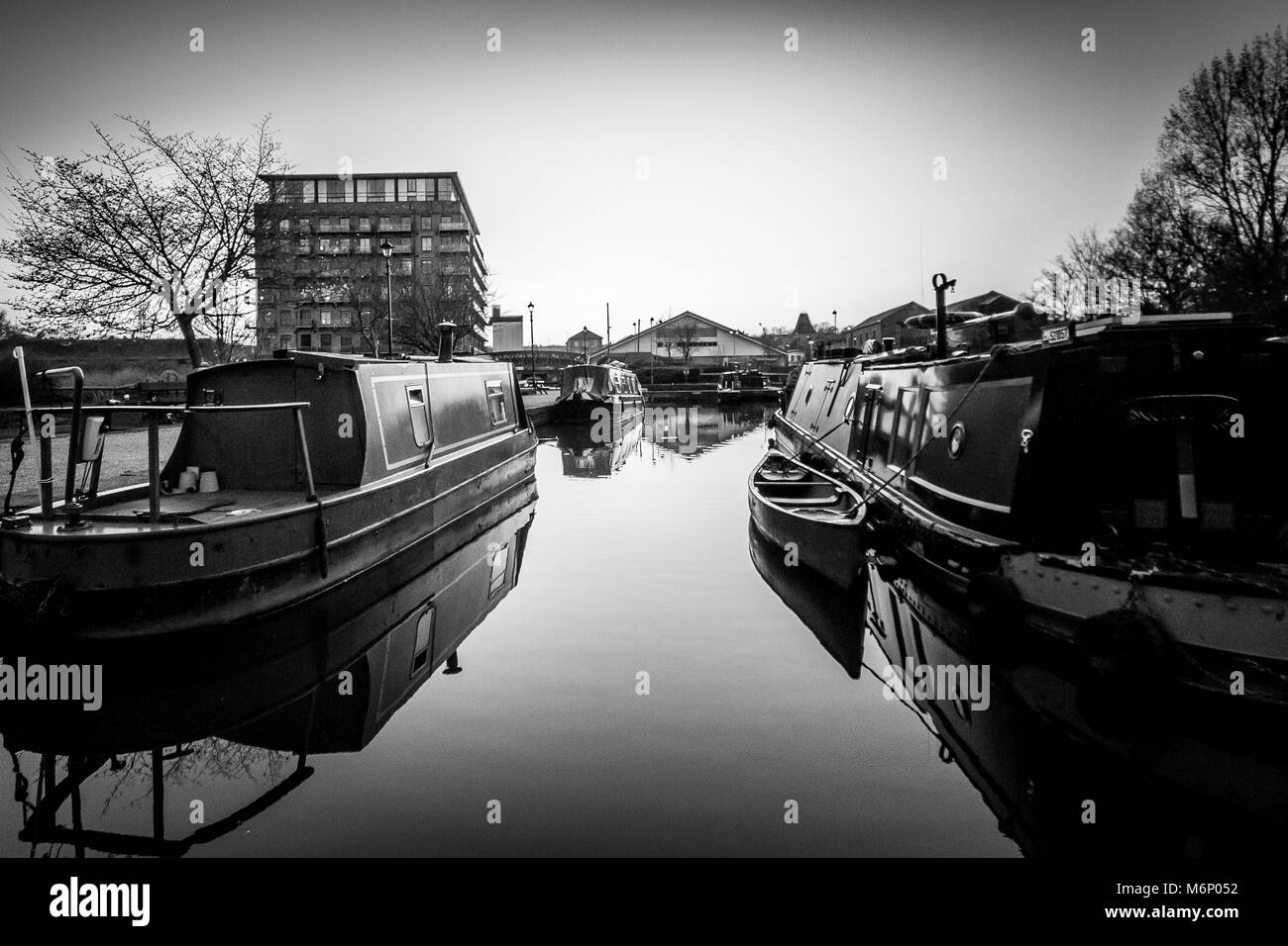 Battelli ormeggiati a Brighouse Bacino del canale Foto Stock