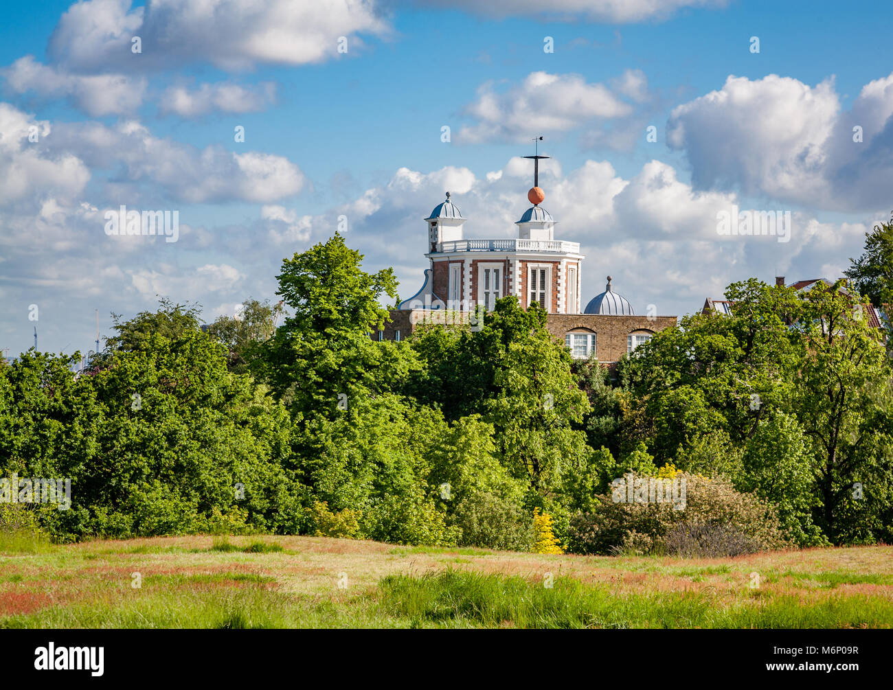 L'Osservatorio Reale di Greenwich sulla sua collina boscosa a Greenwich Park a Londra REGNO UNITO Foto Stock