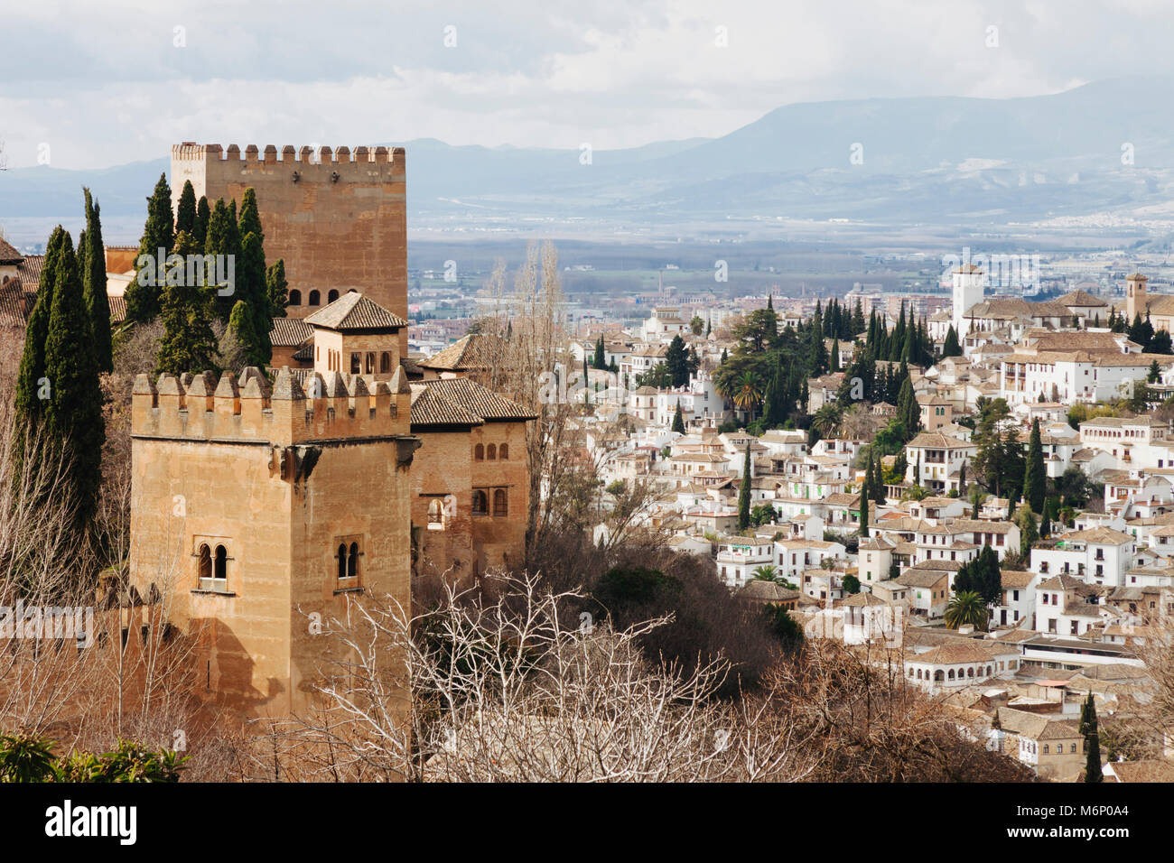 Granada, Andalusia, Spagna - Gennaio 24th, 2010 : Alhambra Palace torri e quartiere Albaicin con Torre de los Picos (Torre dell'embattleme appuntita Foto Stock