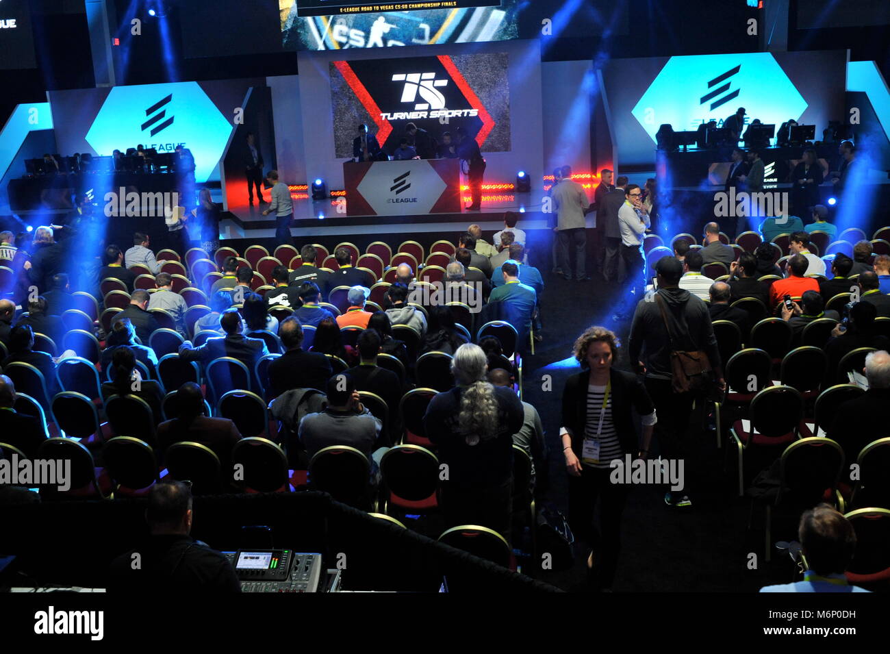 ESports popolare la concorrenza con i giocatori di concentrare sul palco durante il Counter-Strike (CSGO) al CES (Consumer Electronics Show di Las Vegas. Foto Stock