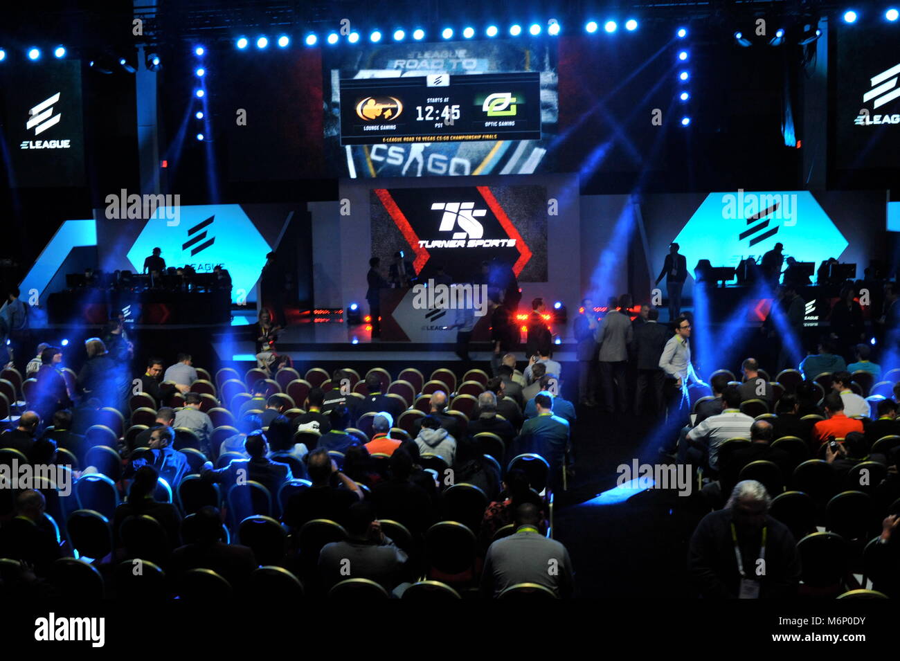 ESports popolare la concorrenza con i giocatori di concentrare sul palco durante il Counter-Strike (CSGO) al CES (Consumer Electronics Show di Las Vegas. Foto Stock