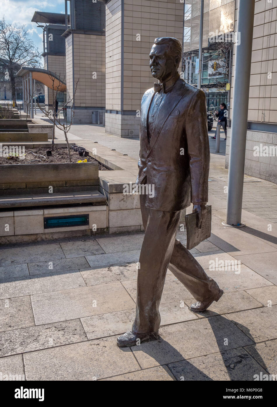 La scultura in bronzo di film di Hollywood attore e famoso Bristol lad Cary Grant in Millennium Square nel centro della città Foto Stock