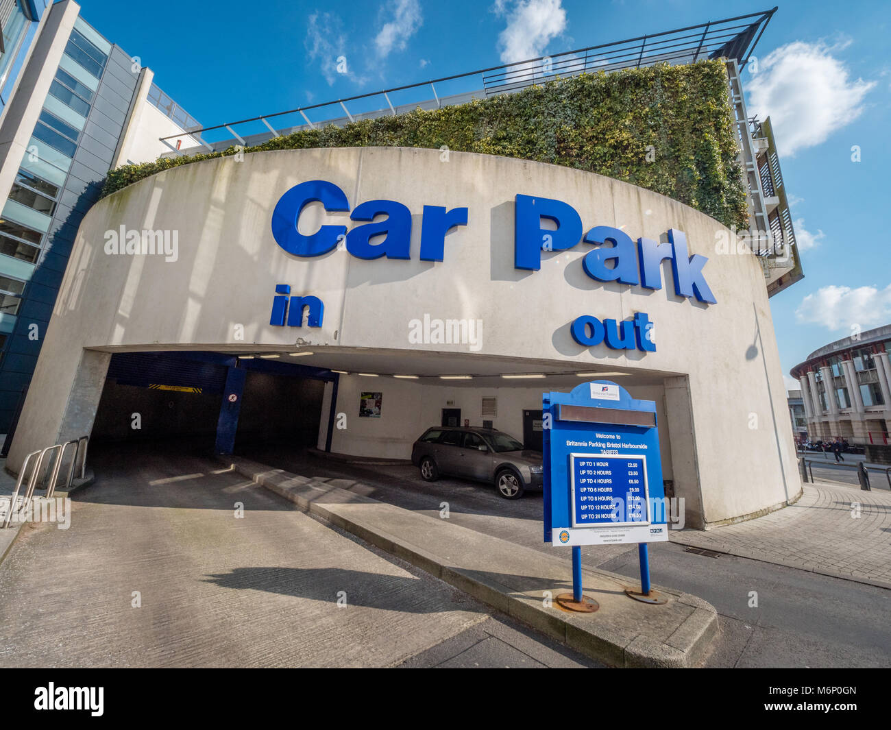 Parcheggio auto a pagamento di entrata e di uscita del vicino al Millennium Square nel centro di Bristol REGNO UNITO Foto Stock