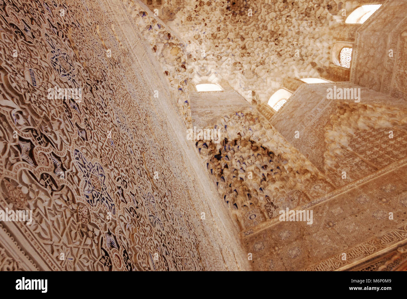 Granada, Andalusia, Spagna - Luglio 18th, 2010 : dettaglio della ornano le pareti e il soffitto della sala del Abencerrages dell'Alhambra Palace. La mocar Foto Stock