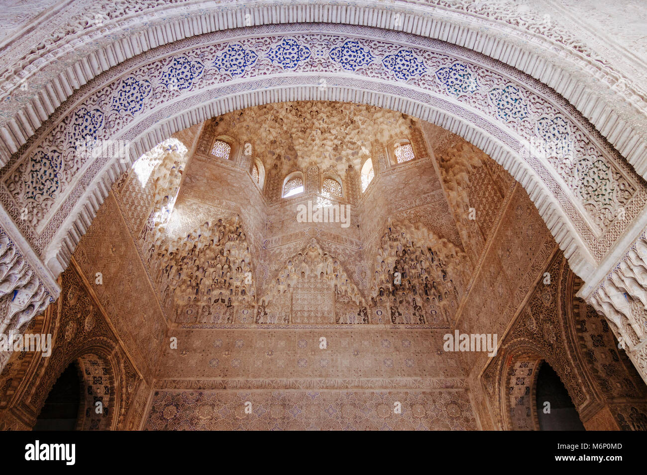 Granada, Andalusia, Spagna - Luglio 18th, 2010 : dettaglio della ornano le pareti e il soffitto della sala del Abencerrages dell'Alhambra Palace. La mocar Foto Stock
