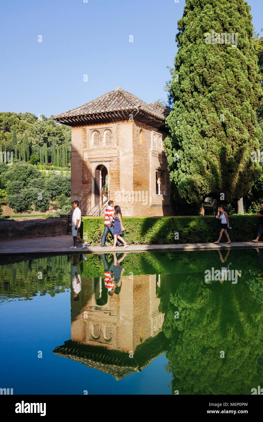 Granada, Andalusia, Spagna - Luglio 18th, 2010 : i turisti a piedi passato la cappella Partal (Oratorio del Partal) riflessa su una piscina in giardini Partal wit Foto Stock