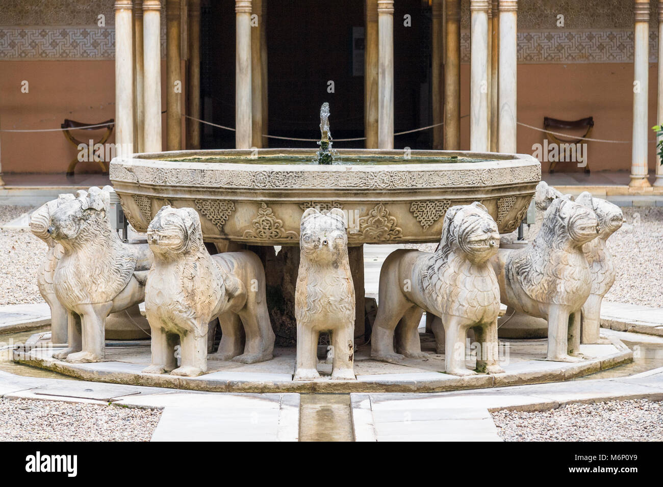 Granada, Andalusia, Spagna - 5 Febbraio 2006 : Fontana della Corte dei Leoni (Patio de Los Leones) nell'Alhambra Palace e fortezza di complessi. Foto Stock