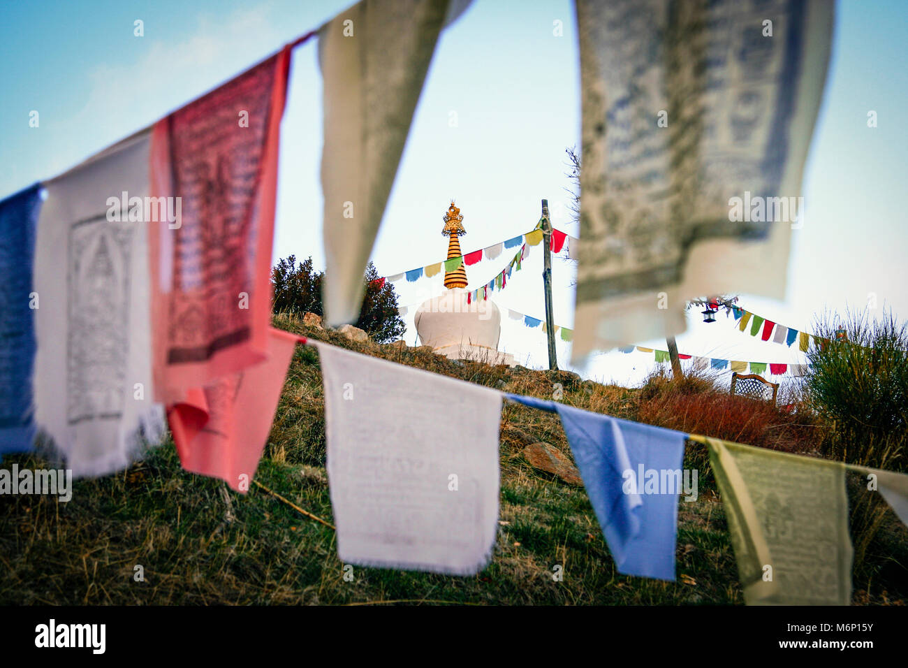 Las Alpujarras, provincia di Granada, Andalusia, Spagna : stupa tibetano e bandiere di preghiera a O Sel Ling buddista centro ritiri di meditazione in las Alpuja Foto Stock