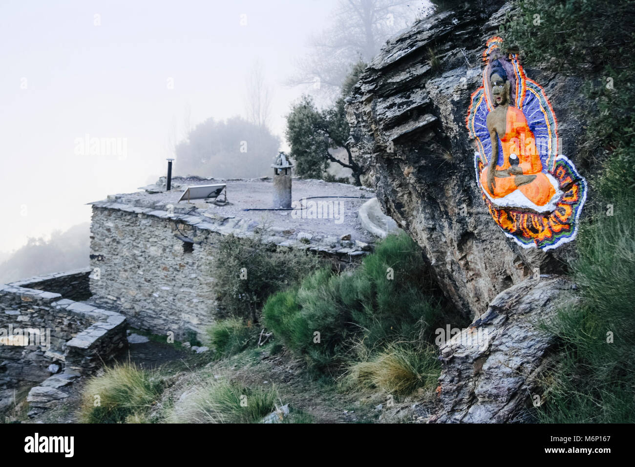 Las Alpujarras Sierra Nevada, provincia di Granada, Andalusia, Spagna : Buddha carving rock e la meditazione casa di O Sel Ling buddista centro di ritiro Foto Stock