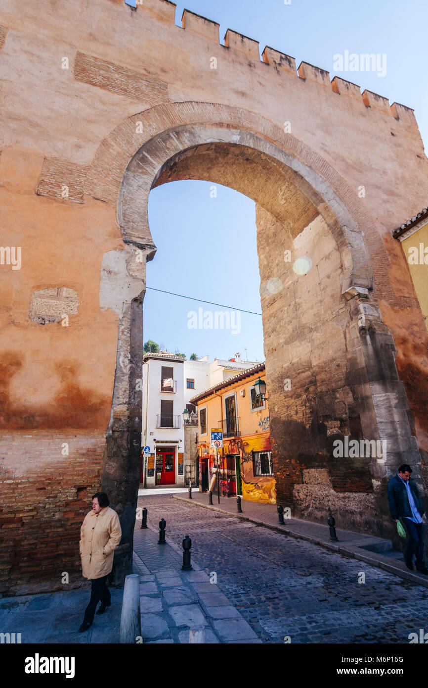 Porta o Arco di Elvira (bab-Ilvira) XI secolo che collega il centro con l'Unesco elencati Albaicin old town. Granada, Andalusia, Spagna. Foto Stock