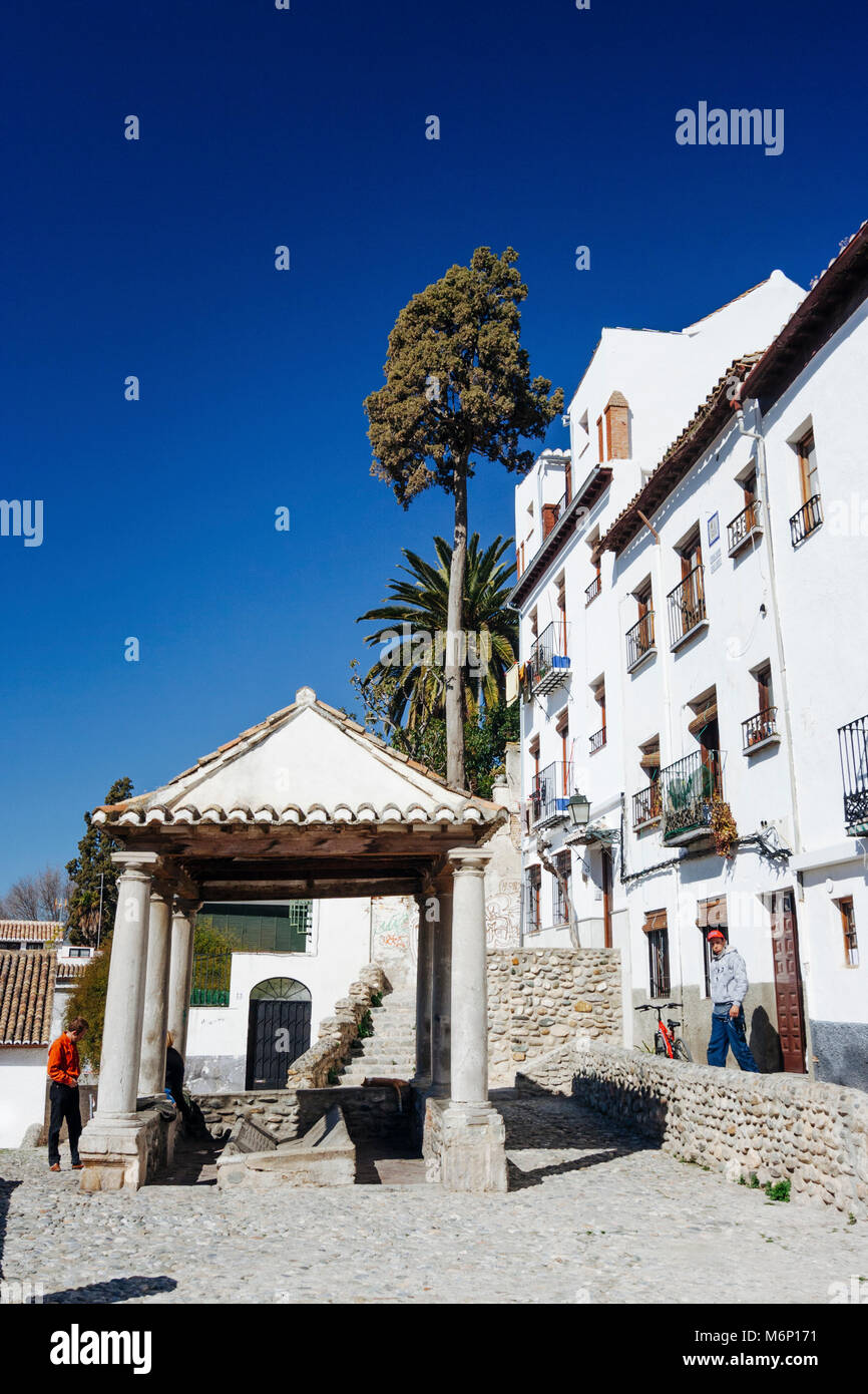 Granada, Andalusia, Spagna. Antico luogo di lavaggio nel quartiere Realejo, il vecchio quartiere ebraico nel tempo dell'Nasrid Granada. Foto Stock