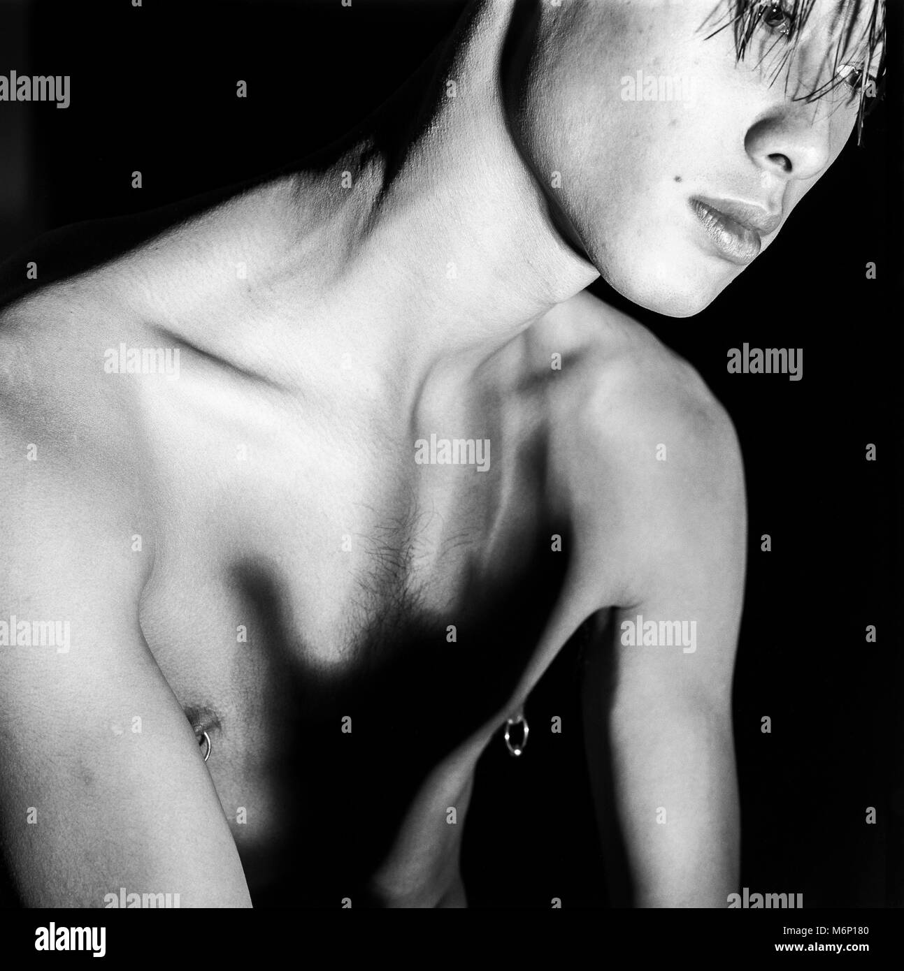 Abstract ad alto contrasto delle immagini in bianco e nero di un giovane uomo con nippli forati, archiviazione fotografia fatta il 1 novembre 1988 Foto Stock