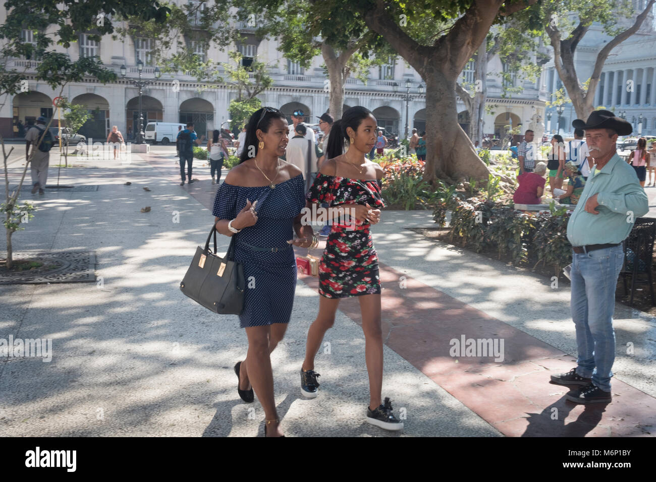 Madre e figlia al Parque Central, Havana, Cuba Foto Stock