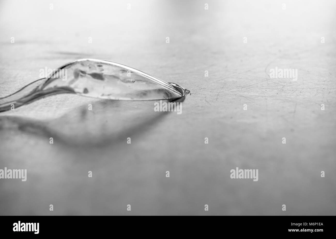 Cucchiaio di plastica su un tavolo. foto astratte e messa a fuoco selettiva Foto Stock
