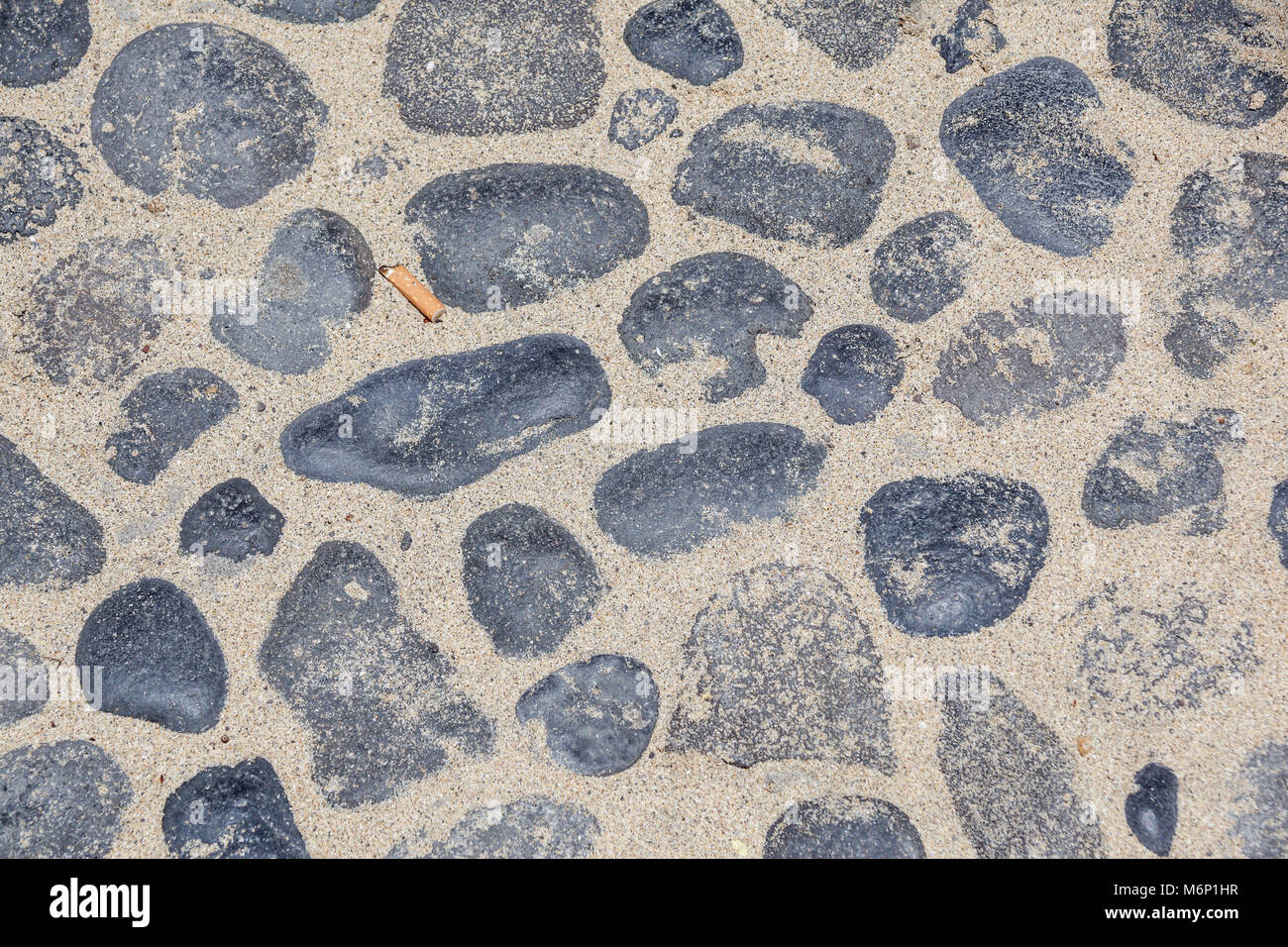 Il modello astratto di parete costruita con ciottoli e sabbia Foto Stock