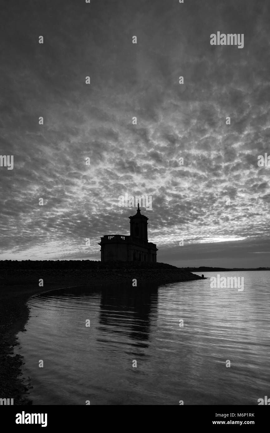 I colori del tramonto su Normanton chiesa, Rutland serbatoio acqua, Rutland County, England, Regno Unito Foto Stock