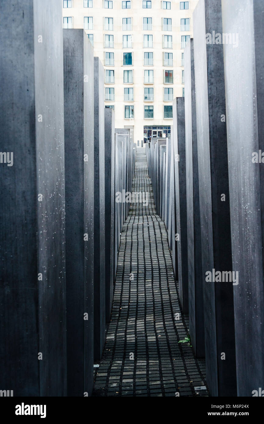 Memoriale al assassinato ebrei d'Europa. Progettato da architetto Peter Eisenman e ingegnere Buro Happold, Berlino, Germania Foto Stock