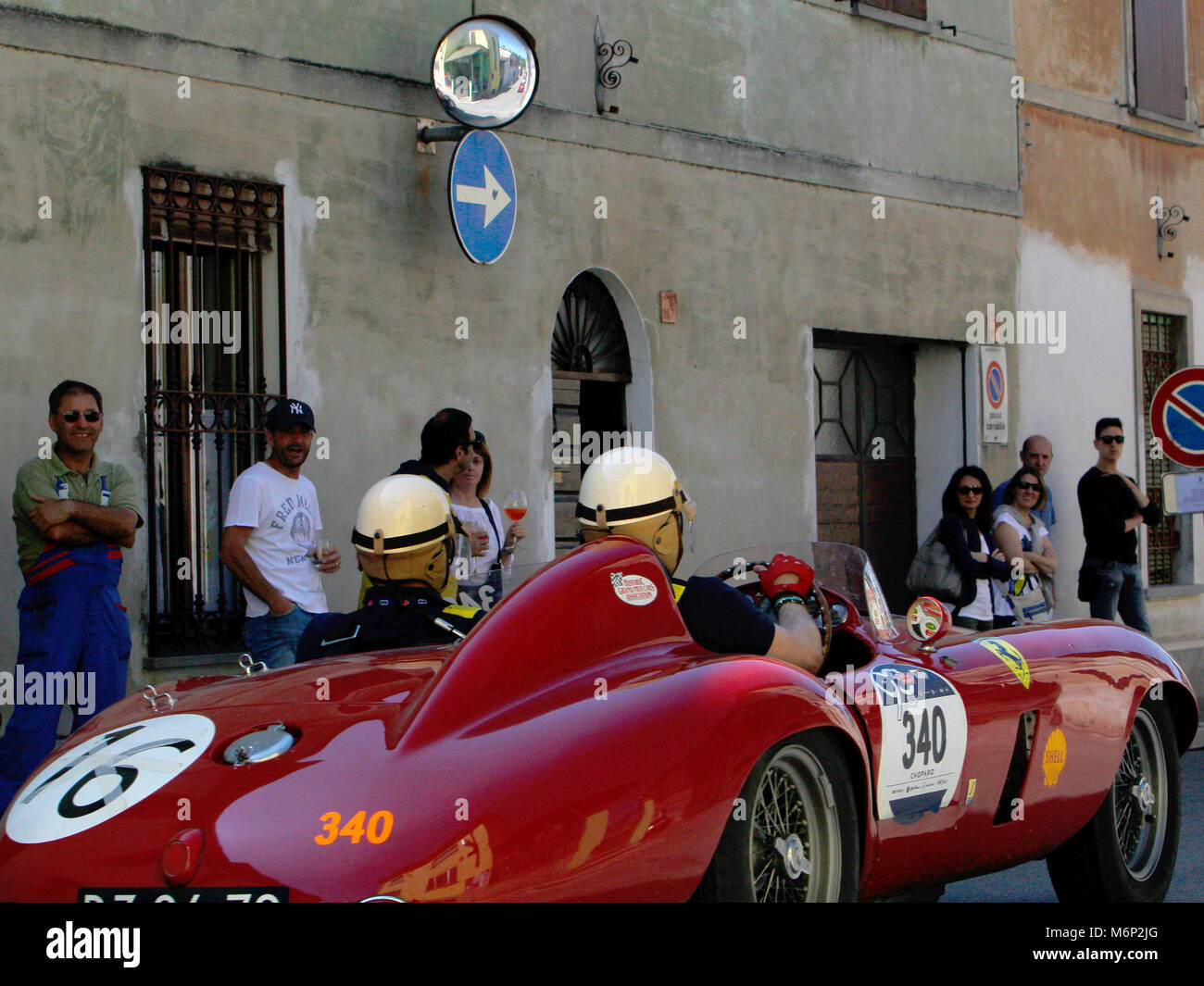 Isola Dovarese, Italia. 21th, maggio 2017. Equipaggio composto da Robert Defares e Volkert Struycken dai Paesi Bassi con il loro modello auto Ferrari 750 MONZA Foto Stock