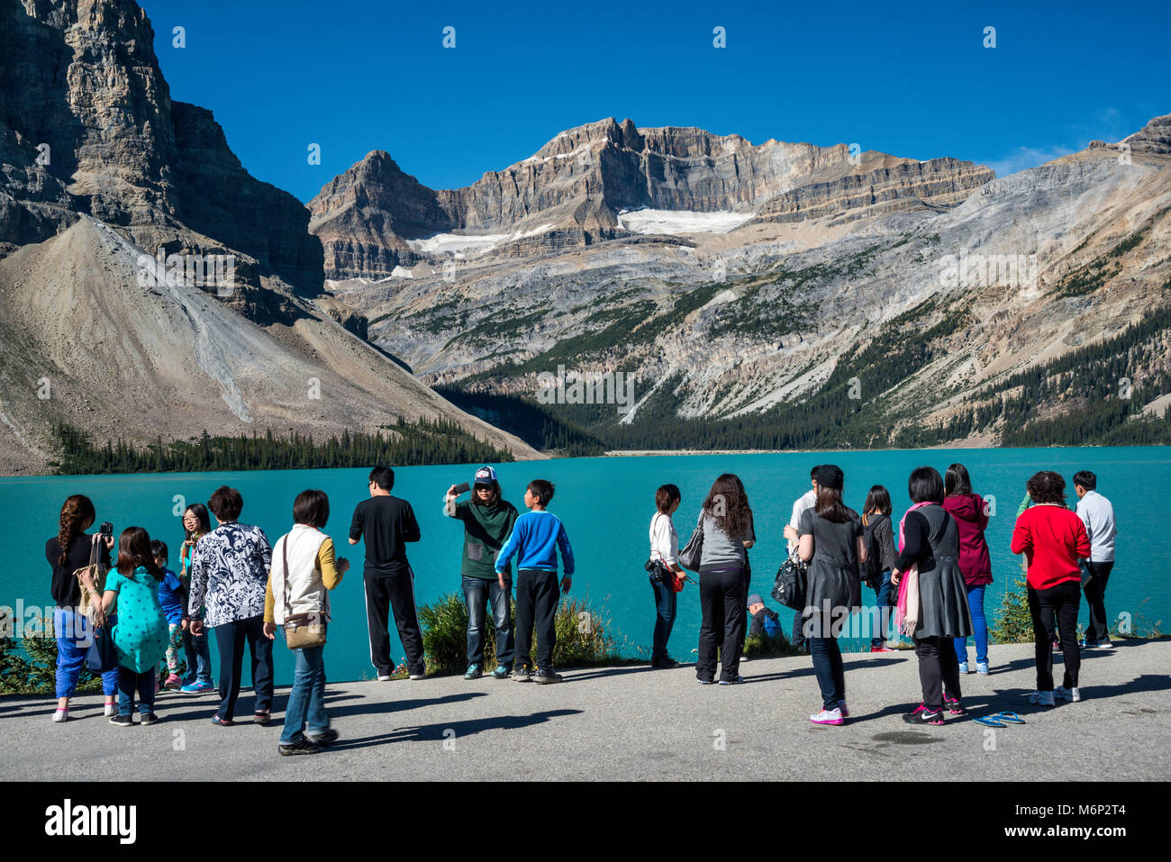 I turisti a prua punto di vista lago, Icefields Parkway, Canadian Rockies, il Parco Nazionale di Banff, Alberta, Canada Foto Stock