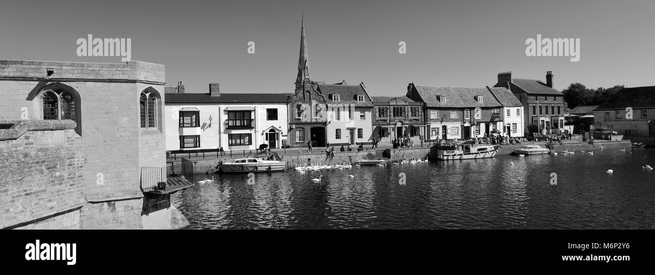 Barche sul Fiume Great Ouse, St Ives town, Cambridgeshire, England, Regno Unito Foto Stock