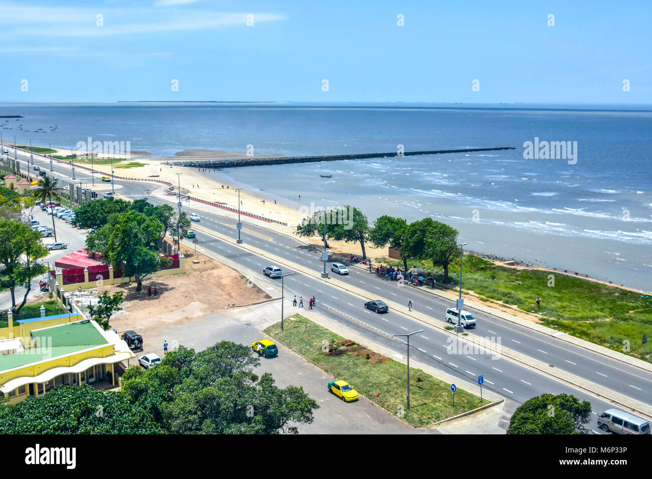 Una vista in alzata della costa dell'Oceano Indiano a Maputo capitale del Mozambico con una strada che corre parallelo alla spiaggia con auto e guida Foto Stock