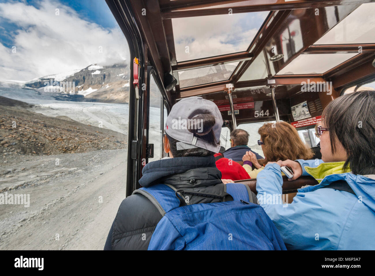 I visitatori che desiderano da Windows di neve coach touring Ghiacciaio Athabasca, Jasper National Park, Alberta, Canada Foto Stock