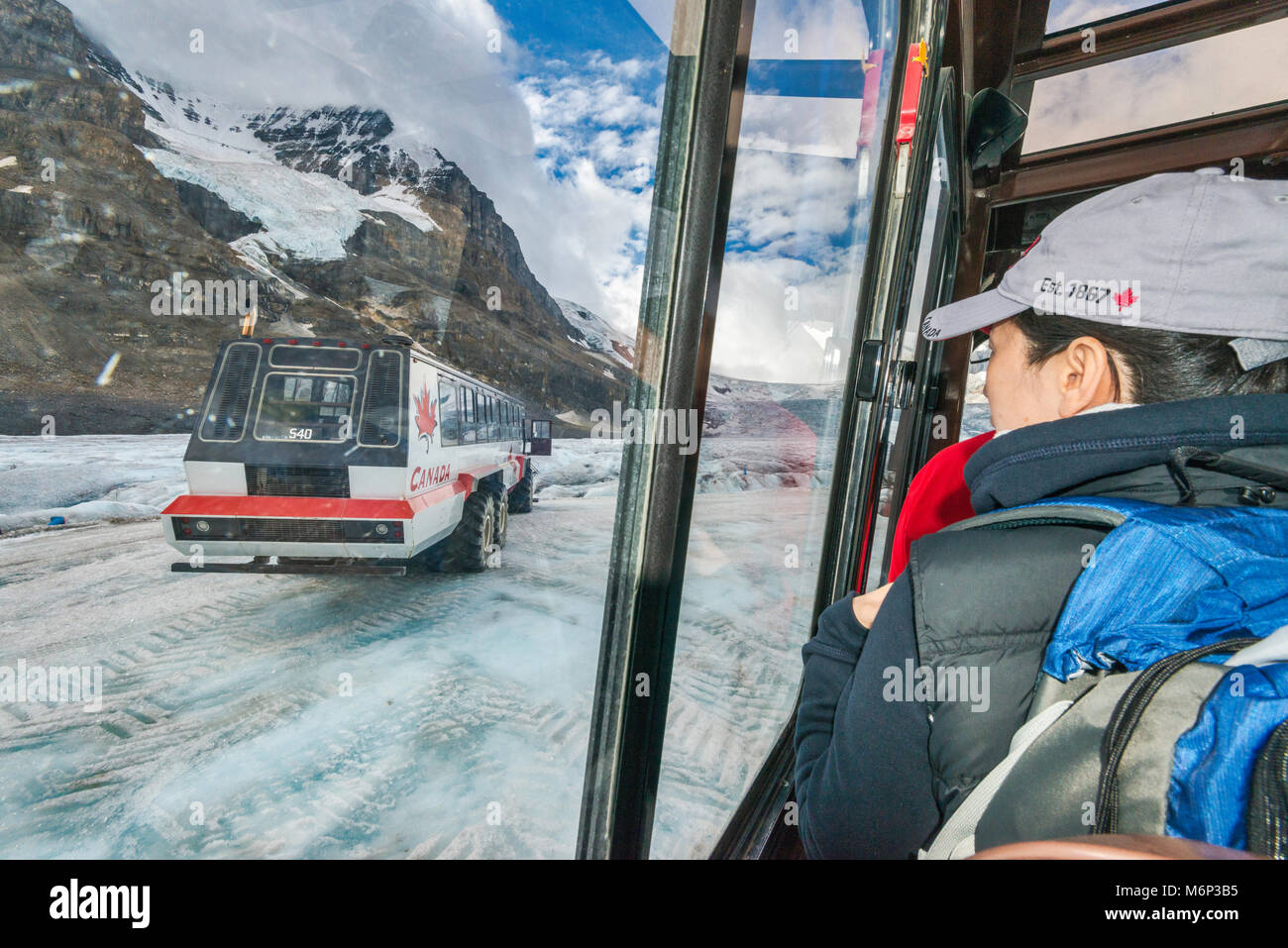 I visitatori che desiderano da Windows di neve coach touring Ghiacciaio Athabasca, Jasper National Park, Alberta, Canada Foto Stock