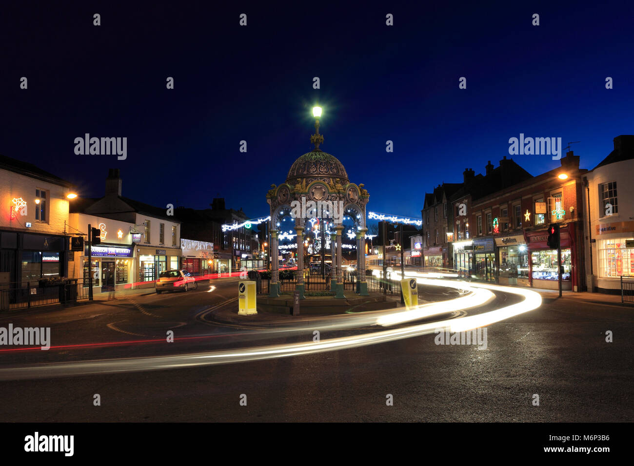 Albero di natale luci di notte, Market Place, marzo town, Fenland, Cambridgeshire, Inghilterra; Gran Bretagna; Regno Unito Foto Stock