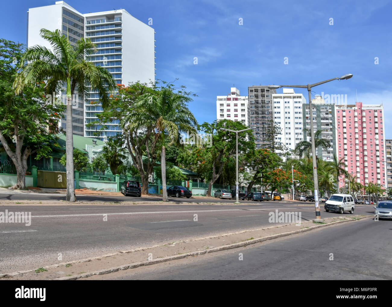 Street View di Maputo, capitale del Mozambico con una strada di fronte agli edifici Foto Stock