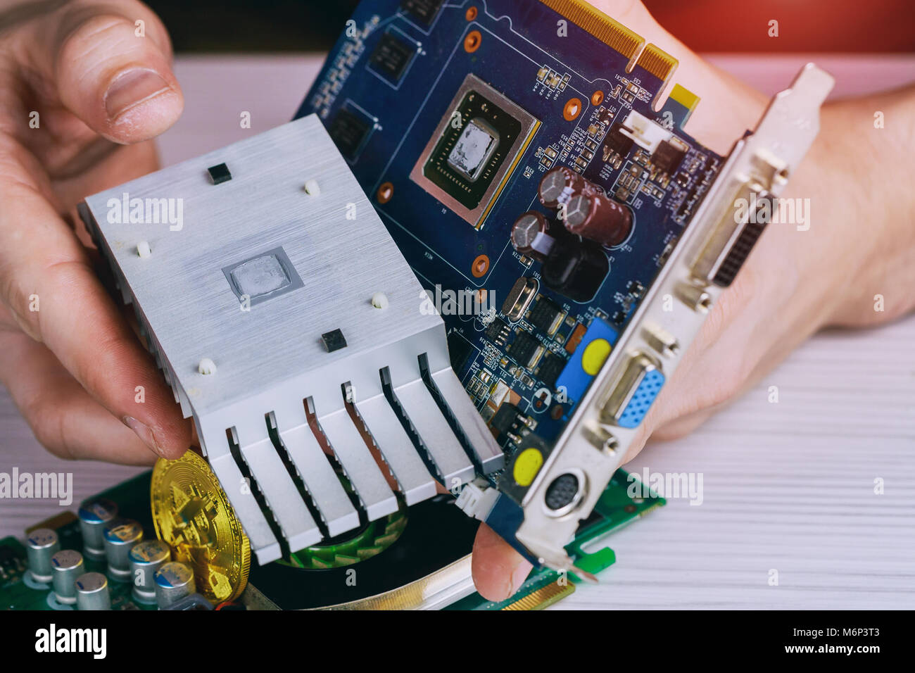 Mining crypto valuta. Close-up e messa a fuoco selettiva di una scheda grafica del computer per lavoro bitcoin minerarie e moneta crypto. Bitcoin mining Foto Stock