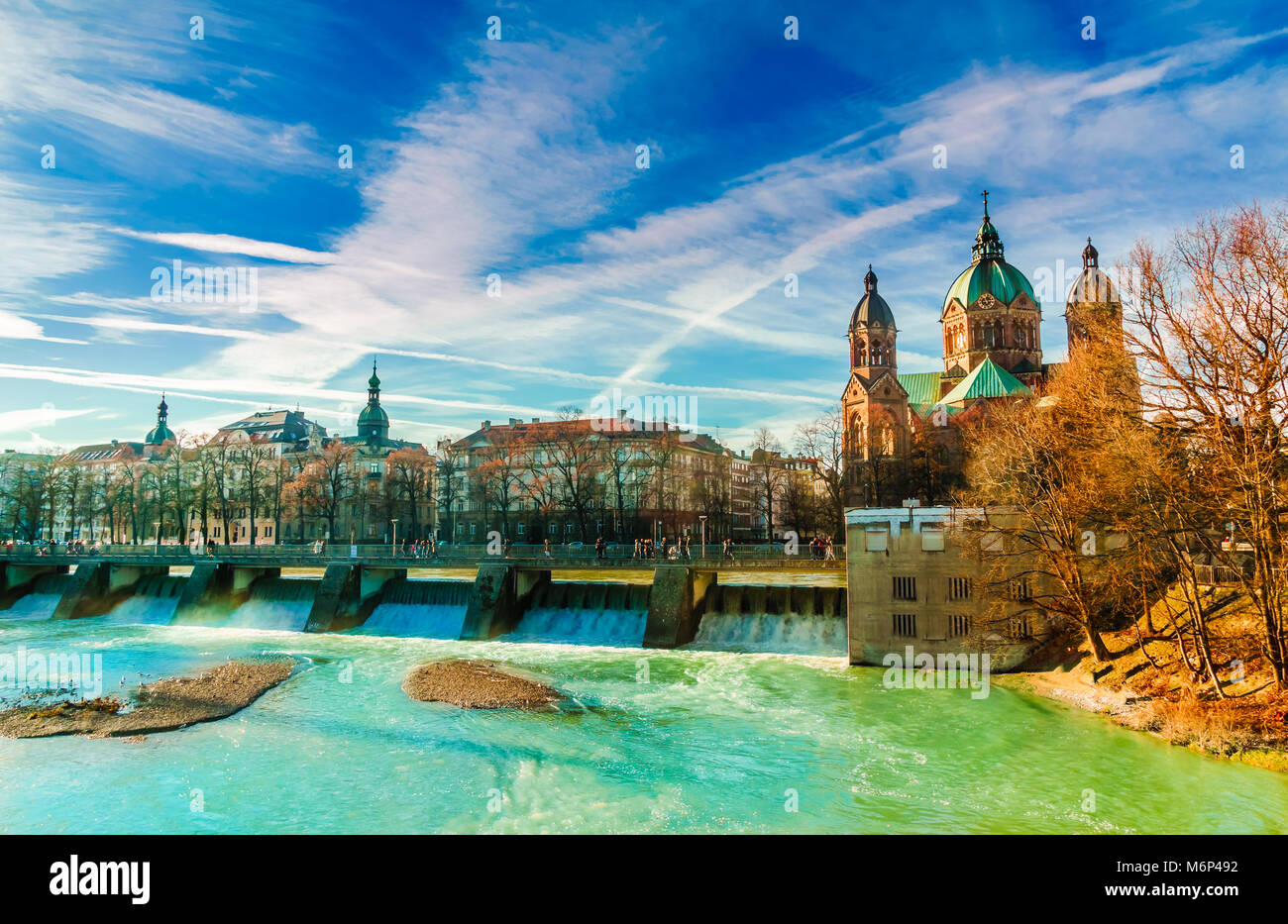 Paesaggio invernale da turchese Isar e Sant'Anna chiesa a Monaco di Baviera Foto Stock